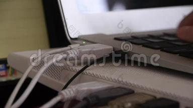 电脑笔记本<strong>键</strong>盘，笔记本电脑侧面显示USB和<strong>电源</strong>连接。